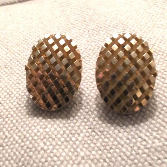 Vintage Oval Diamond Cut Gold Tone Clip On Earrings - Picture 5 of 8